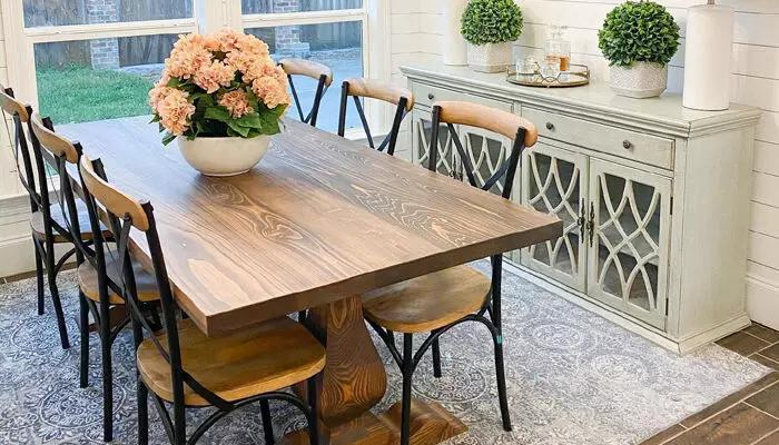 Use Fresh Flowers As A Centerpiece / How To Decorate A Dining Table ?