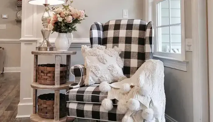 2. decor with Plaids Can Give A Farmhouse A Woodsy Charm / how to decor living room with a woodsy look ?
