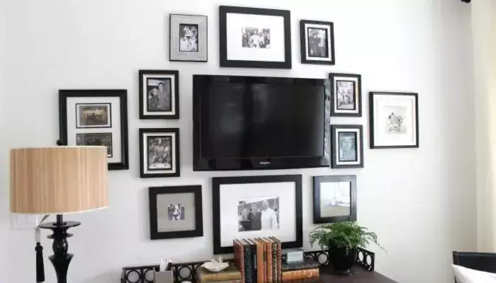 decor with a photo display / how to decorate around a wall mounted TV ?