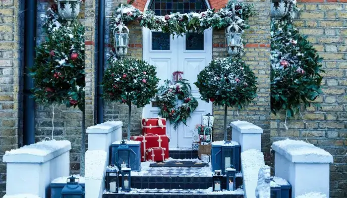 Frame the front door with foliage / Best Christmas outdoor Decoration