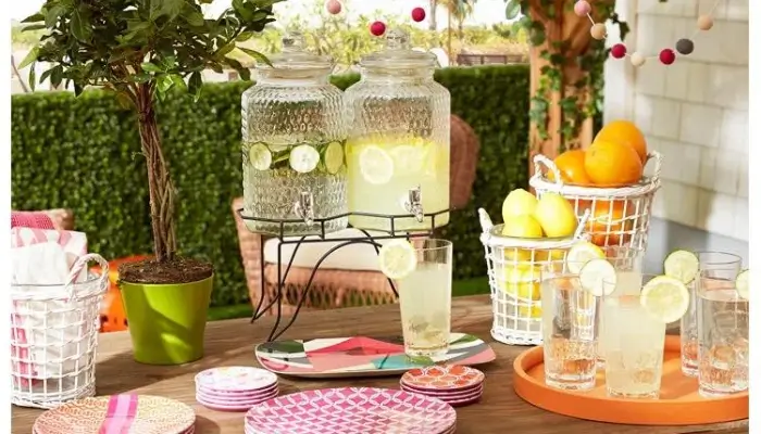 decor with a Beverage Dispenser / how to style my outdoor table?