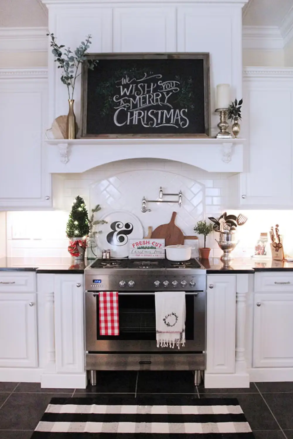 This is an image Christmas Kitchen Décor Ideas